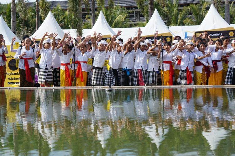 Murid-murid SDN 02 Blahbatuh menyemarakkan Maybank Marathon Bali 2019 saat pengambilan race pack collection di Wantilan, Taman Bhagawan, Tanjung Benoa, Nusa Dua, Sabtu (7/9/2019). Momen pengambilan race pack disulap menjadi momen yang ceria dan nyaman bagi para peserta yang akan berlomba pada Minggu (8/9/2019) besok.