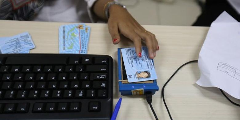 Salah seorang petugas sedang mengecek e-KTP warga di kantor Dinas Kependudukan dan Pencatatan Sipil di Tigaraksa Tangerang, Senin (31/8/2016). 