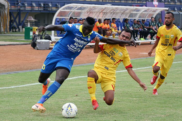 Penyerang Persib Bandung, Ezechiel NDouassel. 