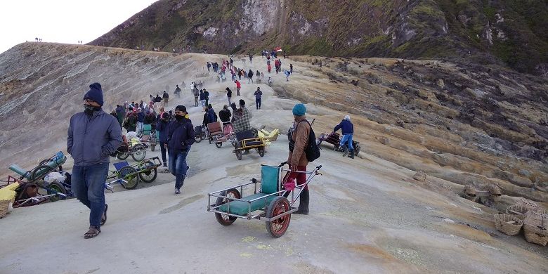 Pengojek atau supir supir taksi menunggu wisatawan yang ingin menggunakan jasa ojek atau taksi di sekitar jalur pendakian Gunung Ijen, Jawa Timur (9/9/2017). Pengojek atau supir taksi itu akan mengantarkan wisatawan menggunakan gerobak.