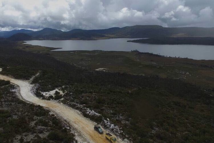 Ruas jalan Trans Papua yang dilalui Presiden Joko Widodo dan Menteri PUPR Basuki Hadimuljono, Kamis (10/5/2017).  Pembangunan ruas jalan tersebut ditargetkan rampung pada 2018.