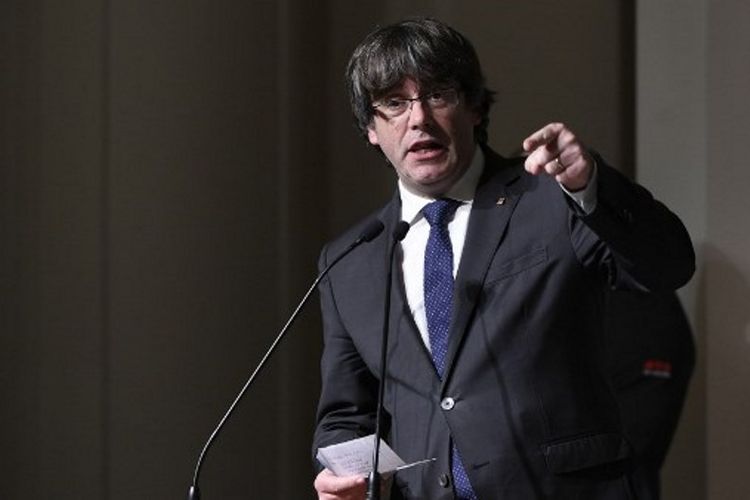 Presiden tersingkir Catalonia, Carles Puigdemont, berbicara di depan 200 pendukungnya di Brussels, Belgia. (7/11/2017)