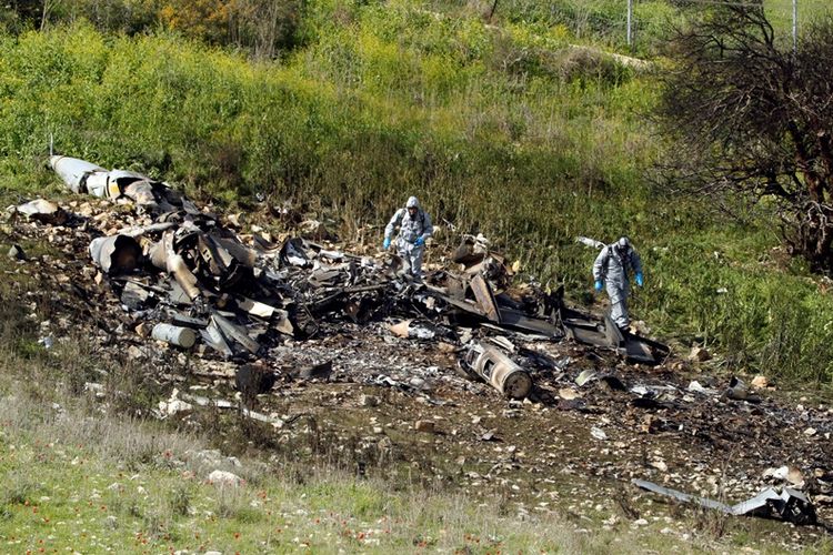 Petugas tengah menyelidiki bangkai jet tempur F-16 milik Israel yang jatuh di Kibbutz, sebuah wilayah di utara Israel Sabtu (10/2/2018). Jet tempur itu ditembak ketika menggelar operasi untuk menargetkan basis milik Iran di Suriah.