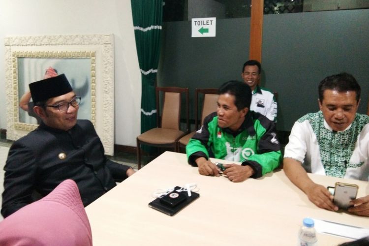 Ridwan Kamil saat bertemu dengan Nanda (56), sopir ojek online asal Bogor di Rumah Pemenangan Pasangan Rindu, Jalan Cipaganti, Senin (2/7/2018).