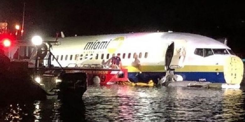 Pesawat Boeing 737 yang dioperasikan Miami Air International ketika tergelincir dan masuk ke sungai saat mendarat di Florida, Amerika Serikat (AS), pada Jumat (3/5/2019).