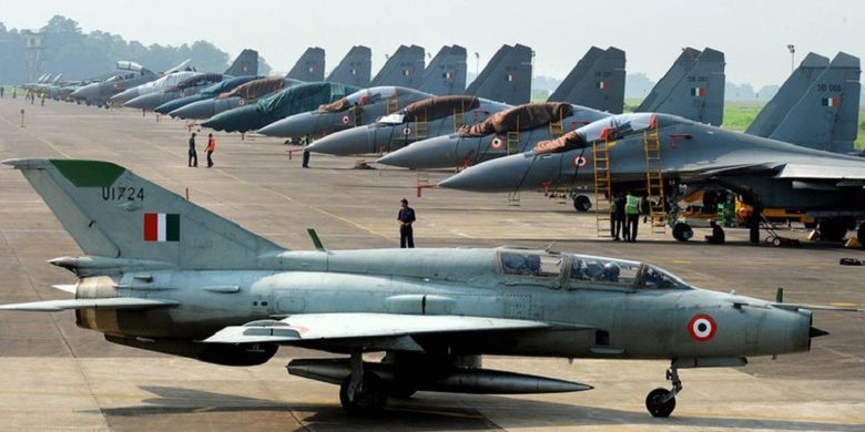 Deretan jet tempur MiG-21 Bison di pangkalan udara India.