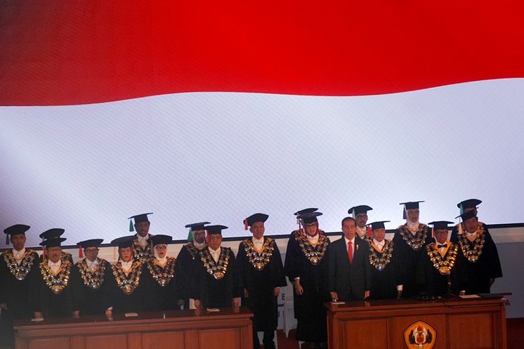 Presiden Joko Widodo (kedua kanan depan) menghadiri Puncak Peringatan Dies Natalis ke-60 Universitas Padjadjaran (Unpad) di Bandung, Jawa Barat, Senin (11/9). Selain memberikan orasi ilmiah, Presiden mendapatkan Anugerah Padjadjaran Utama oleh Rektor Unpad. 