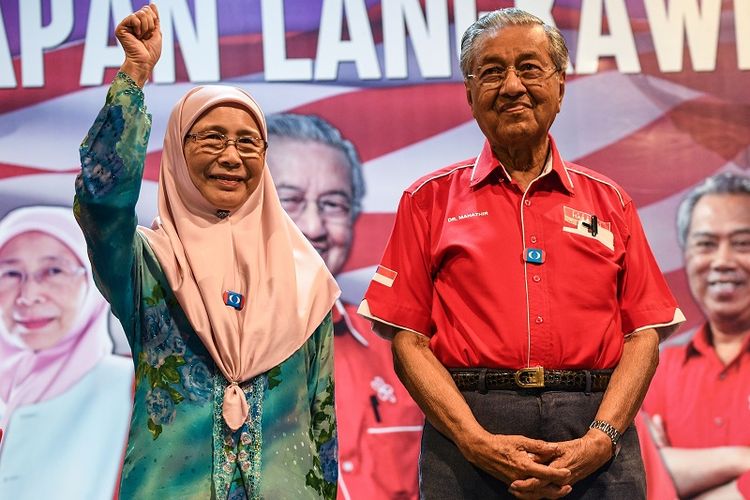 Dalam foto yang dirilis pada 15 April 2018 ini, terlihat Wan Azizah, istri pemimpin oposisi Anwar Ibrahim bersama mantan PM Mahathir Mohamad dalam sebuah kampanye di pulau wisata Langkawi. 