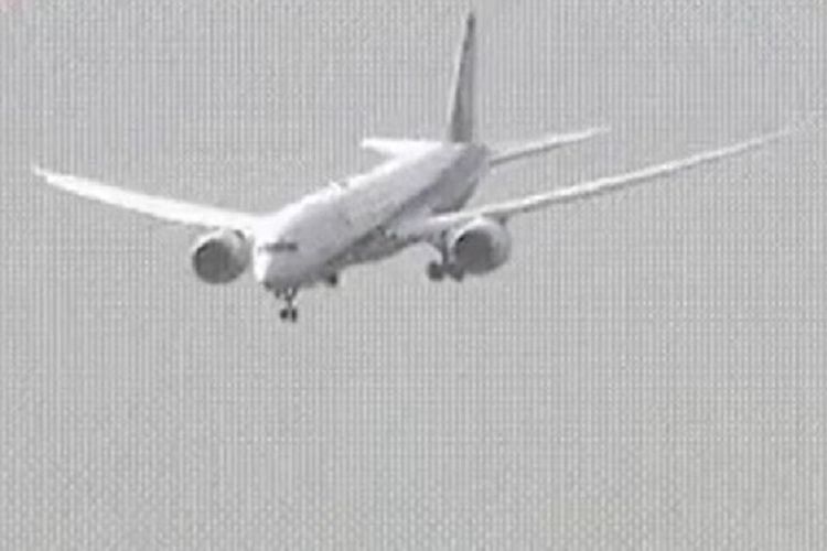 Tangkapan layar ini menunjukkan saat hidung pesawat Boeing 787 Dreamliner milik ANA mengarah ke bawah akibat terkena terjangan angin kencang.