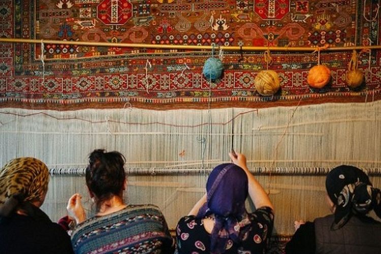 Kaum perempuan di Republik Dagestan sedang membuat karpet. 
