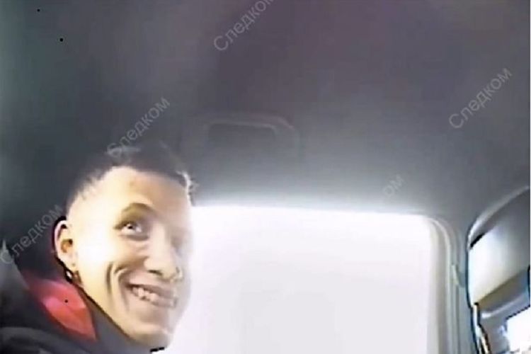 Foto ini diambil dari rekaman video yang dirilis biro investigasi Rusia memperlihatkan Artyom Tepper tersenyum saat membeberkan rencana membunuh kedua orangtua dan adiknya kepada seorang pembunuh bayaran. Artyom tidak mengetahui bahwa pembunuh yang diajaknya berbicara adalah seorang polisi yang menyamar.