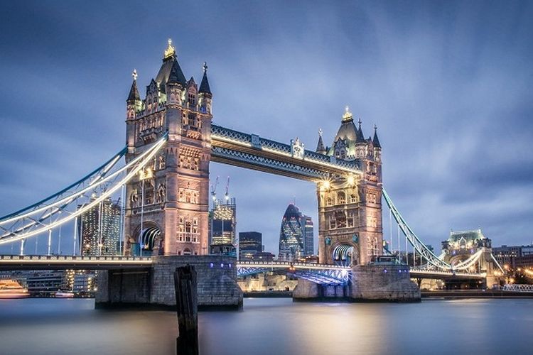 London Bridge atau Tower Bridge, di London Inggris