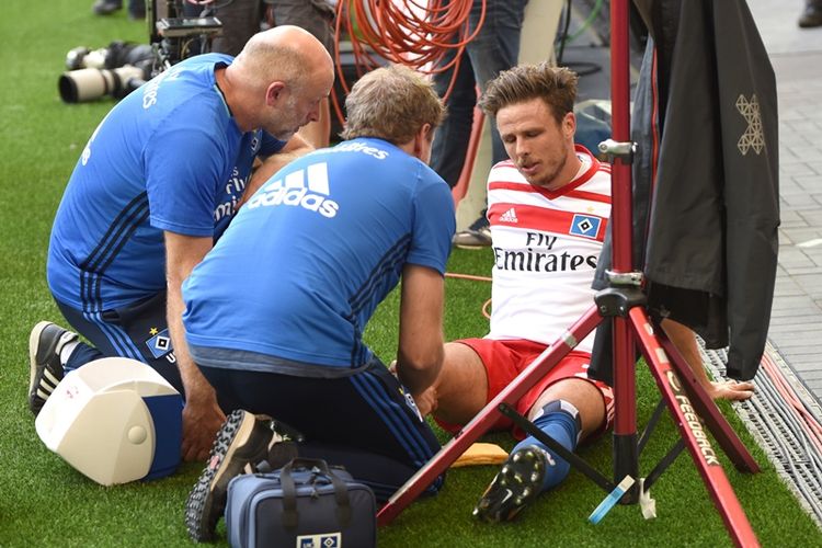 Gelandang Hamburg SV, Nicolai Mueller, mendapatkan perawatan akibat cedera dalam pertandingan perdana Bundesliga 2017-2018 melawan FC Augsburg di Hamburg, Minggu (20/8/2017).
