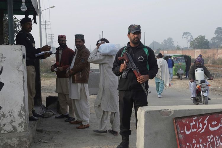 Petugas keamanan berjaga di depan gedung Pengadilan Lahore, Pakistan, Sabtu (17/2/2018). Terdakwa pembunuh dan pemerkosa bocah enam tahun bernama Zainab Ansari, Imran Ali, menerima empat vonis hukuman mati.