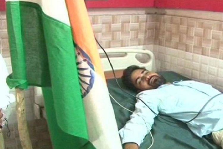 Muktikant Biswal, pria asal Odisha, India, ketika dirawat di rumah sakit di Agra. Dia menempuh 1.350 kilometer demi menagih janji Perdana Menteri Narendra Modi.