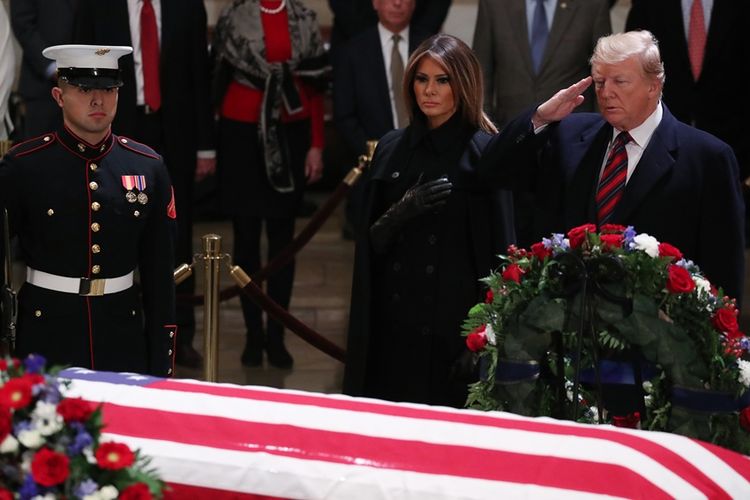 Presiden AS Donald Trump didampingi Ibu Negara Melania memberi penghormatan terakhir kepada mantan presiden AS George HW Bush di Rotunda Capitol, Washington, Senin (3/12/2018).