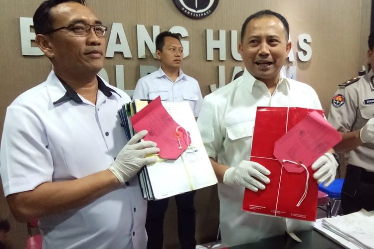 Polisi menunjukkan barang bukti dugaan korupsi dana hibah PSSI Kota Pasuruan, Kamis (4/7/2019)