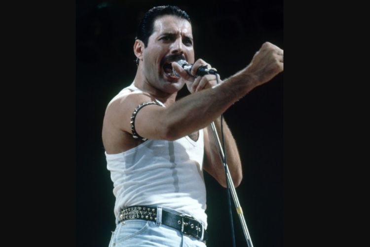 Freddie Mercury  tampil bersama Queen dalam konser Live Aid di Stadion Wembley, London, pada 13 Juli 1985.