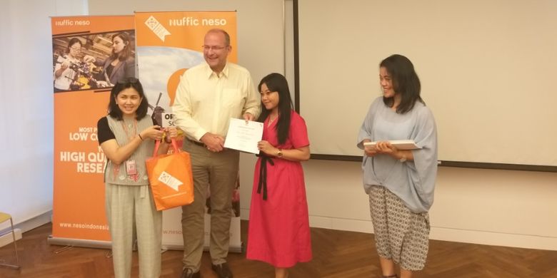 Direktur Nuffic Neso Indonesia, Peter van Tuijl, Koordinator Beasiswa Nuffic Neso Indonesia, Indy Hardono, serta Promosi Pendidikan Nuffic Neso Indonesia, Inty Dienasari, pada Orange Tulip Scholarship Awardees Gathering di Kedutaan Besar Belanda di Jakarta, Selasa (23/7/2019) malam.