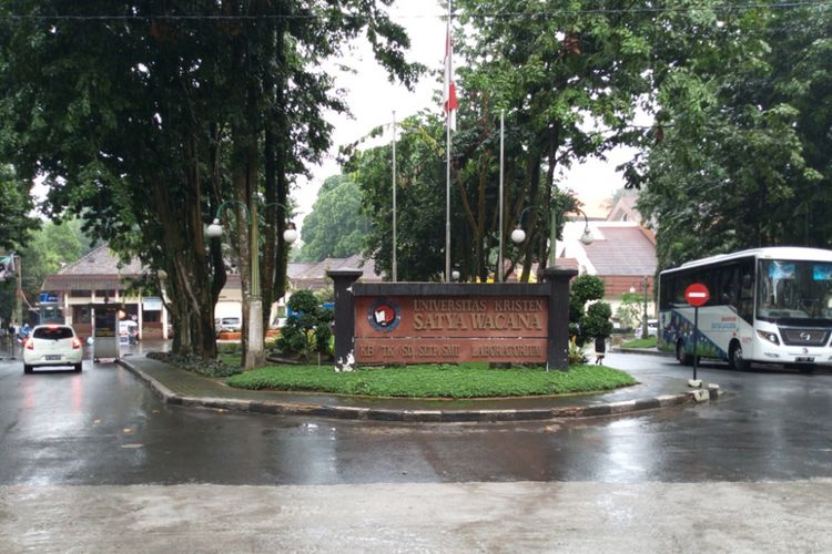 Pintu masuk Universitas Kristen Satya Wacana (UKSW) yang terletak di Jalan Diponegoro   No.52-60, Sidorejo, Salatiga, Jawa Tengah.