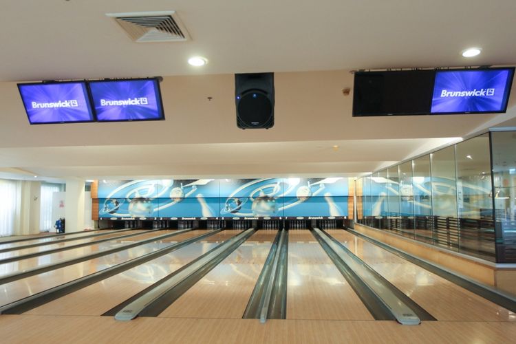 Arena permainan bowling di Phuket Graceland Resort and Spa di kawasan Patong, Phuket, Thailand, Sabtu (5/8/2017). Pemerintah Thailand tengah mengembangkan Phuket sebagai salah satu kawasan wisata ramah wisatawan muslim dengan mudah ditemuinya restoran dan hotel halal serta masjid.