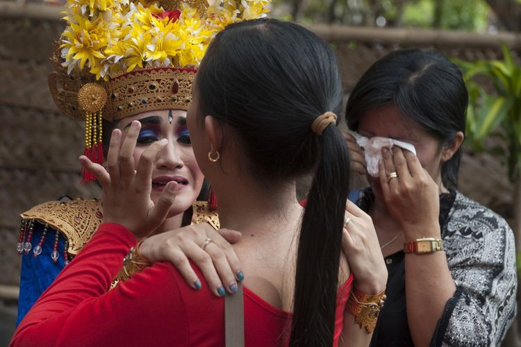 Seorang narapidana menangis saat bertemu dengan keluarganya di sela pementasan kesenian di Taman Budaya Denpasar, Jumat (7/7/2017). 