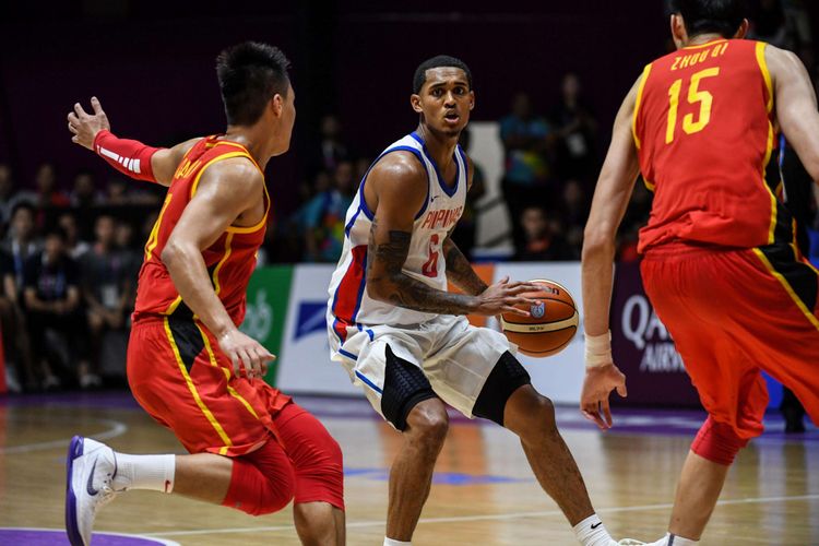 Pebasket Filipina Jordan Clarkson menggiring bola saat melawan Cina di pertandingan babak penyisihan grup D Asian Games ke 18 di Hall Basket Senayan, Jakarta Pusat, Selasa (21/8/2018). China menang dengan skor 82-80.