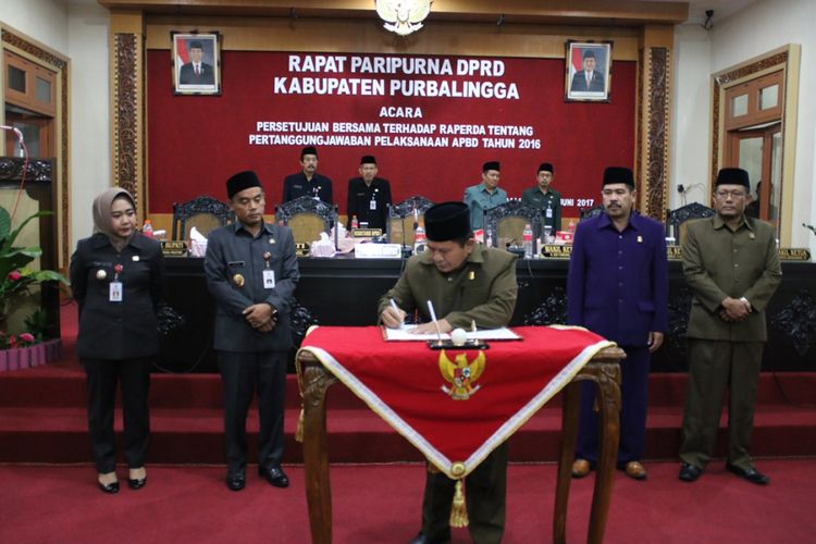 Ketua DPRD Purbalingga, Tongat menandatangani Raperda tentang laporan pertanggungjawaban pelaksanaan APBD tahun 2016 pertengahan Juli lalu.
