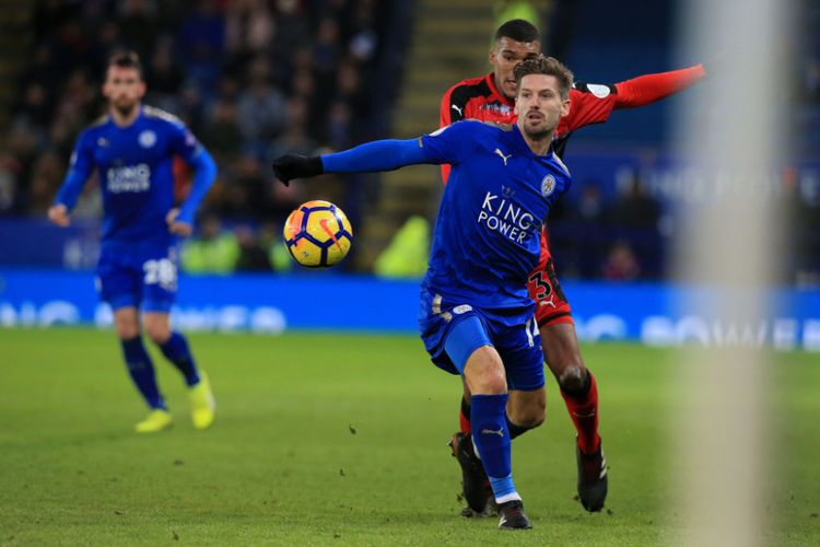 Gelandang Leicester City, Adrien Silva, menghalangi usaha pemain Huddersfield Town, Collin Quanre, untuk menguasai bola pada pertandingan Premier League di Stadion King Power, Senin (1/1/2018).