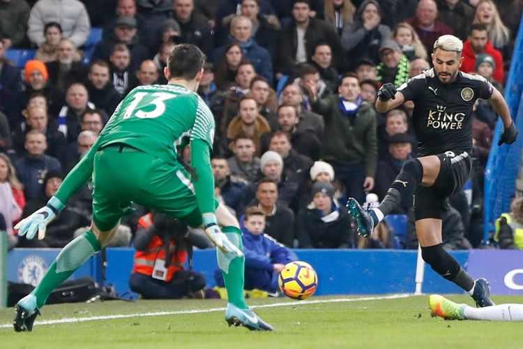 Aksi gelandang serang Leicester City, Riyad Mahrez (kanan), melepaskan tendangan ke arah gawang Chelsea yang dikawal kiper Thibaut Courtois dalam pertandingan Liga Inggris 2017-2018 di Stadion Stamford Bridge, London, Inggris, pada Sabtu (13/1/2018). 