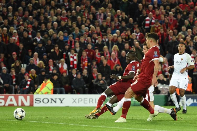 Penyerang Liverpool, Sadio Mane, mencetak gol ke gawang AS Roma pada pertandingan semifinal Liga Champions di Anfield, Selasa (24/4/2018).
