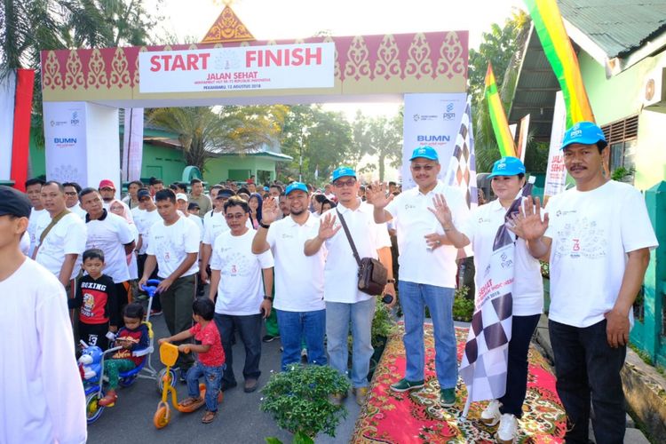  PT Perusahaan Gas Negara Tbk (PGN) menjalankan program Badan Usaha Milik Negara (BUMN) Hadir Untuk Negeri dengan menggelar kegiatan Jalan Sehat dan Bersih Lingkungan, di Kota Pekanbaru, Riau, Minggu (12/8/2018).
