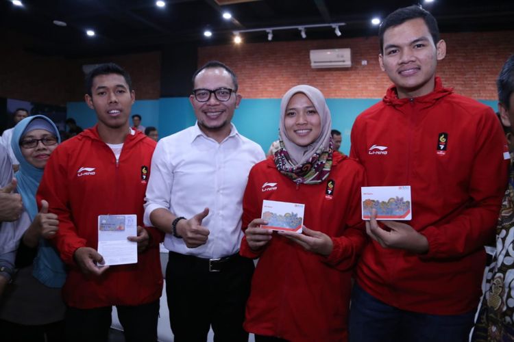 Menaker Hanif Dhakiri bersama atlet Asian Games 2018 yakni Rindi Sufrianto (panjat tebing), Aries Susanti Rahayu (panjat tebing), dan Aji Bangkit Pamungkas (pencak silat). Ketiga atlet yang menyumbangkan medali emas tersebut merupakan anak mantan pekerja migran.