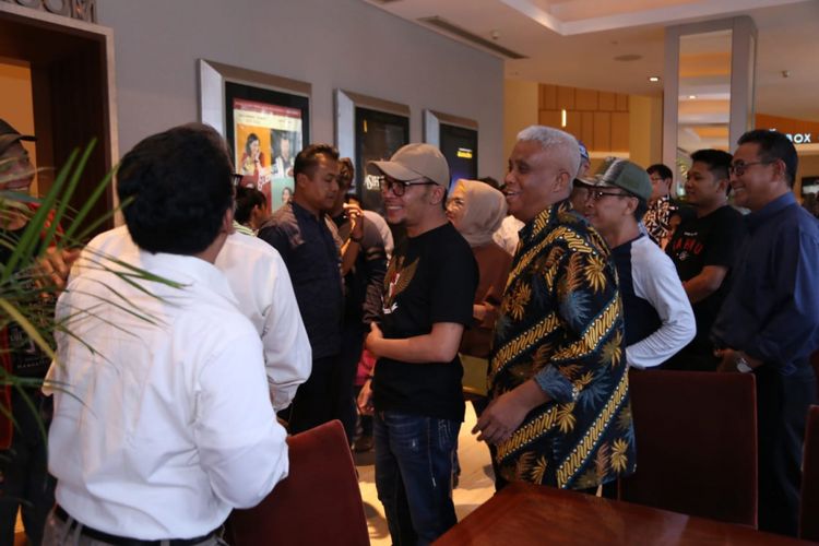 Menteri Ketenagakerjaan (Menaker) M Hanif Dhakiri menjalin relasi dengan pimpinan dan aktivis serikat pekerja melalui kegiatan nonton bareng (nobar) di Epicentrum XXI Kuningan, Jakarta, Minggu (16/9/2018).
