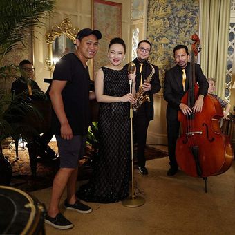 Sutradara Jon M Chu (kiri) mengarahkan penyanyi jazz Jasmine Chen dalam film Crazy Rich Asians keluaran Warner Bros.