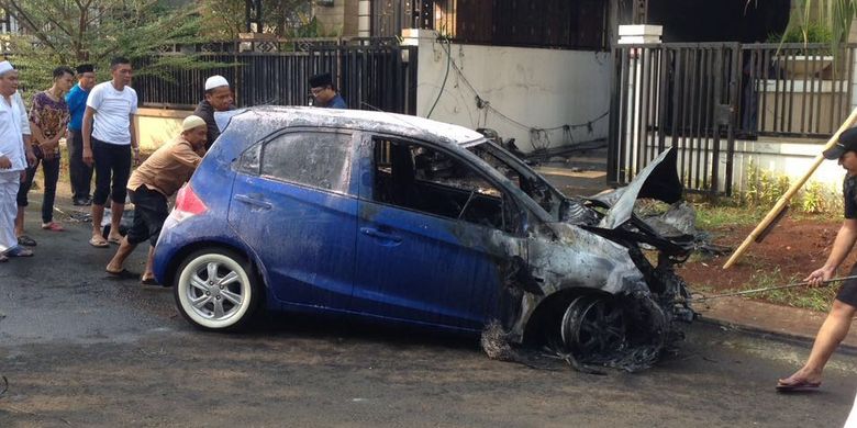 Mobil Honda Brio di Grand Wisata yang tiba-tiba terbakar