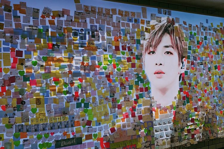 Para penggemar Kang Daniel menempelkan pesan dukungan untuk penyanyi itu di sebuah stasiun di Seoul, Korea Selatan.