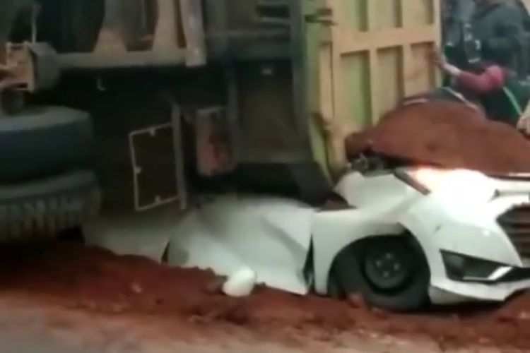 Kecelakaan Truk  Tanah  Timpa Mobil  Sigra Anak Balita 