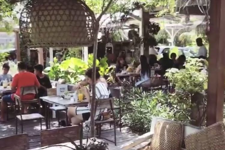 Resto dengan pemandangan hamparan sawah didukung dengan interior yang minimalis cocok untuk memanjakan mata dan lidah anda.