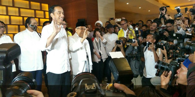 Pasangan Joko Widodo - Maruf Amin memberikan keterangan persn usai memantau hasil hitung cepat di Djakarta Theater, Sarinah, Jakarta