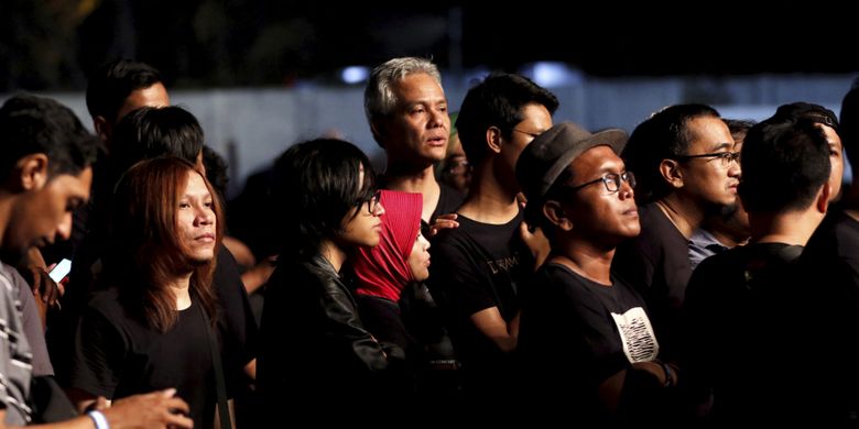 Gubernur Jawa Tengah Ganjar Pranowo (tengah, atas) menyaksikan konser Dream Theater di Festival Musik Rock JogjaRockarta di Stadion Kridosono, Yogyakarta, Jumat (29/9/2017). Jogjarockarta juga dimeriahkan band pembuka antara lain God Bless, Roxx, Power Metal, dan Death Vomit.