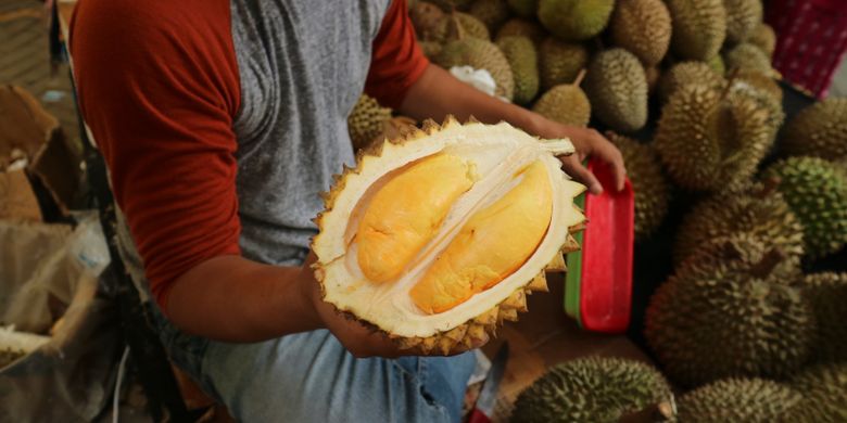 Meskipun kecil, durian hasilsilangan durian lay Kalimantan, dengan durian Rancamaya, Bogor menghasilkan rasa yang manis danwarna yang indah.
