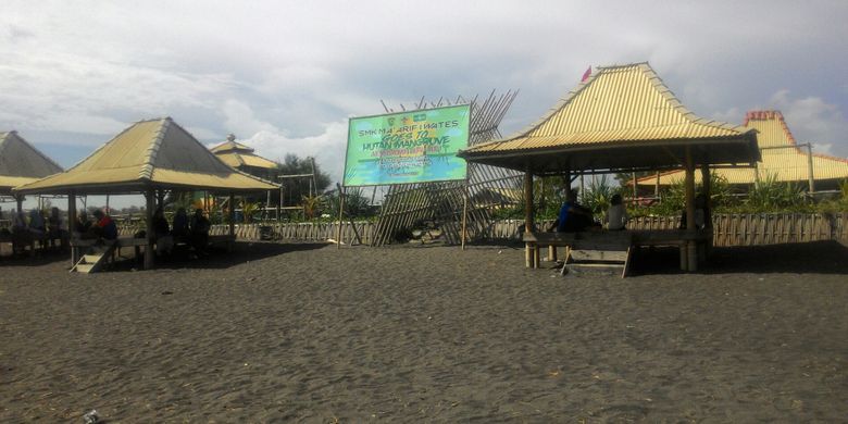 Pantai pasir hitam dengan pemandangan samudera tanpa batas merupakan puncak perjalanan di destinasi Mangrove Jembatan Api-api, Kulon Progo, DI Yogyakarta. Banyak gazebo untuk istirahat setelah lelah jalan-jalan sepanjang jembatan.