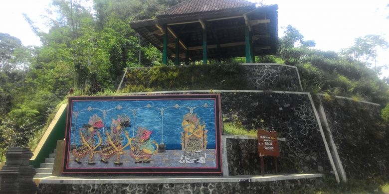 Suasana sakral Suroloyo semakin kental dengan adanya ornamen tokoh pewayangan di pintu masuk ke puncak Suroloyo, Kulon Progo, DI Yogyakarta.