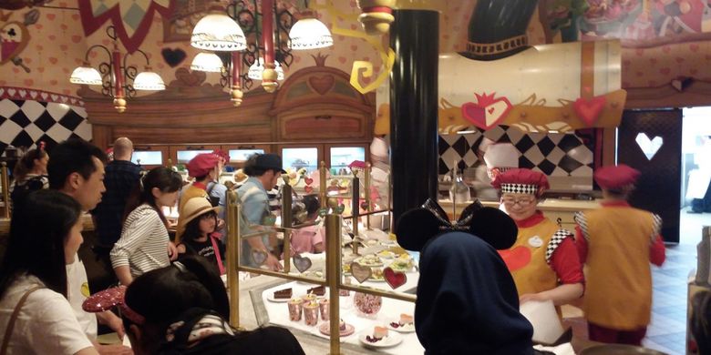 Suasana di salah satu restoran yang tersedia di dalam area Tokyo Disneyland.