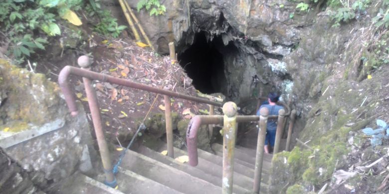 Mulut Goa Kiskendo di Kulon Progo, DIY, tampak sangat lebar. Goa ini kabarnya memiliki kedalaman hingga 800 meter.