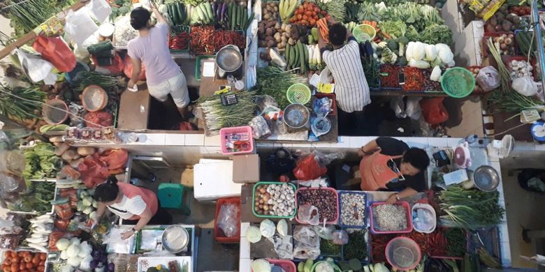 Aktivitas pedagang sayur-mayur di Fresh Market PIK, Kamis (30/8/2018).