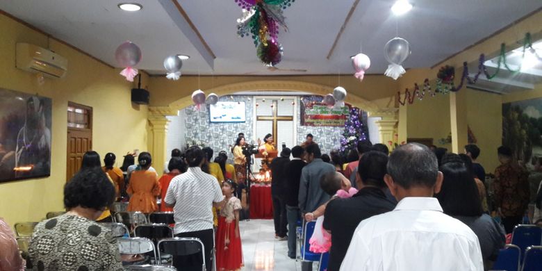 Jemaah melaksanakan ibadah Natal di Gereja Pantekosta Rahmat (GPR) Carita, Selasa (25/12/2018). Kecamatan Carita merupakan satu di antara wilayah terdampak tsunami Selat Sunda. 