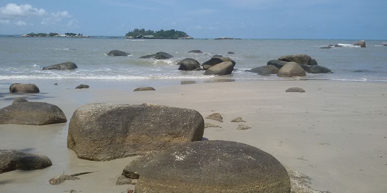 Pantai Penyusuk di Kecamatan Belinyu, Bangka, Kepulauan Bangka Belitung dengan ciri khas hamparan bebatuan granit.