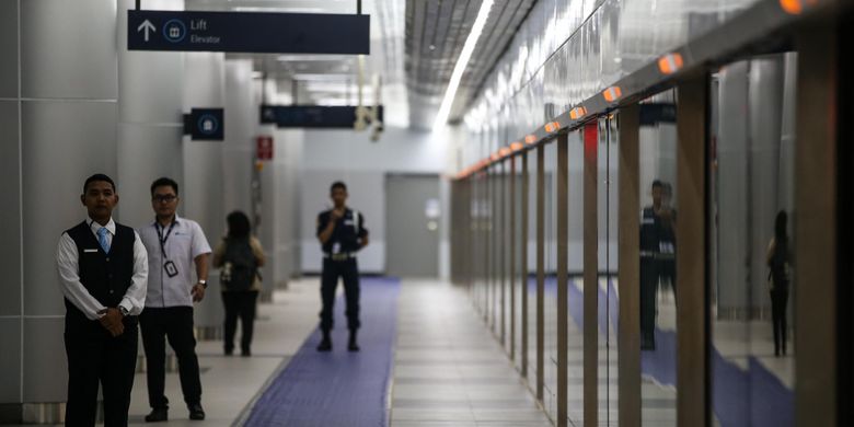 Suasana Stasiun MRT Bundaran Hotel Indonesia di Jakarta Pusat, Kamis (28/2/2019). Progres pembangunan MRT hingga saat ini sudah mencapai 99,06 persen dan rencana operasi komersial diperkirakan di antara 24-31 Maret.